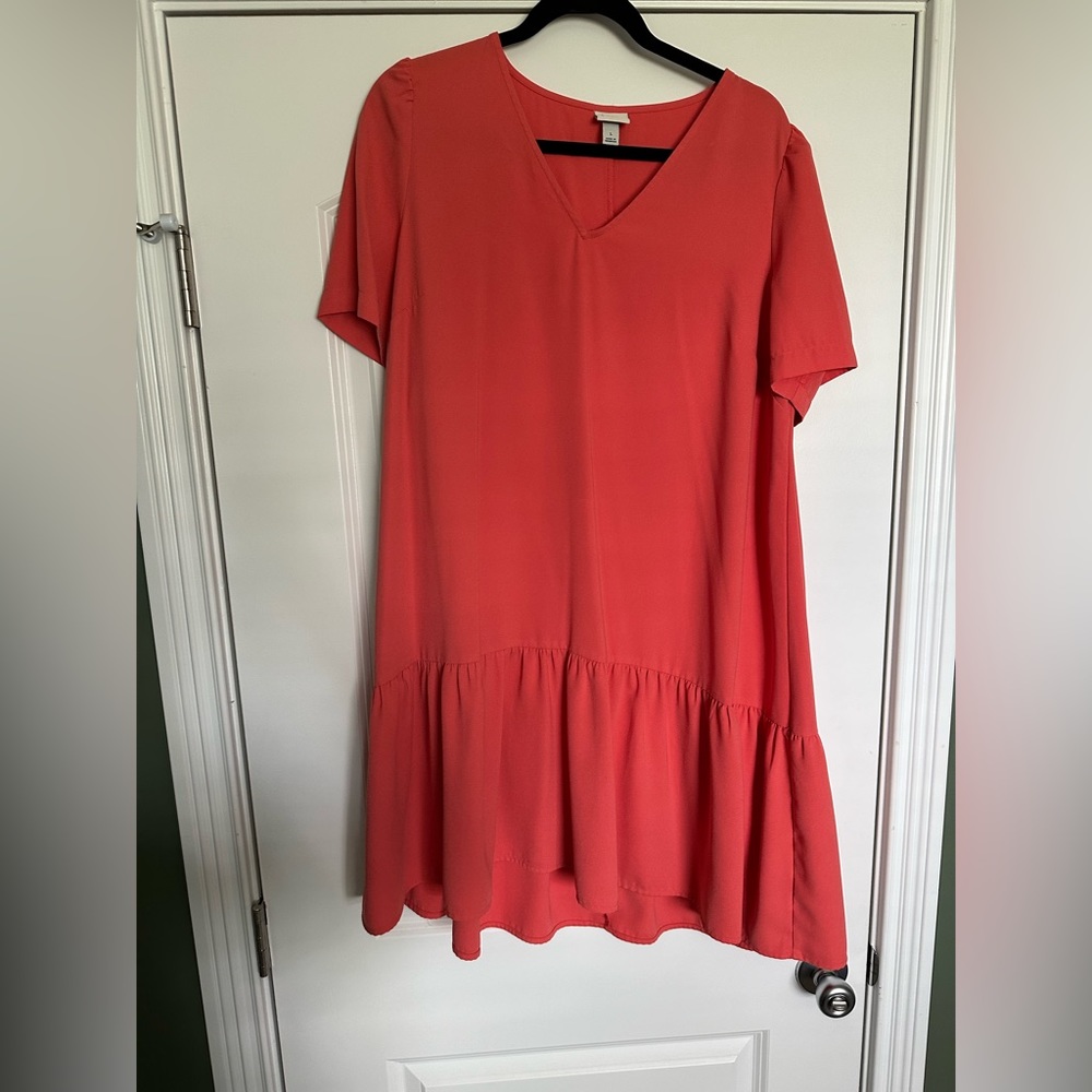 A new day dress, more of a coral pink, looks reddish in the picture. Size large.